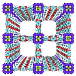 図1　ポルフィリンからなる二次元高分子及び積層によって形成された共有結合性有機骨格構造。 