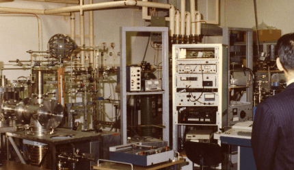 分子研創設披露式での施設案内風景 （1979）
