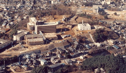 上空から見た当時のキャンパス （1977）