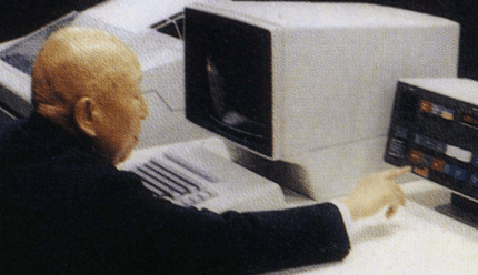 電子計算機を起動する赤松秀雄所長 （1979）