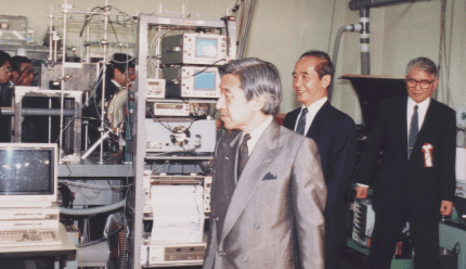 皇太子殿下ご訪問、案内する長倉三郎機構長と井口洋夫所長（1988）