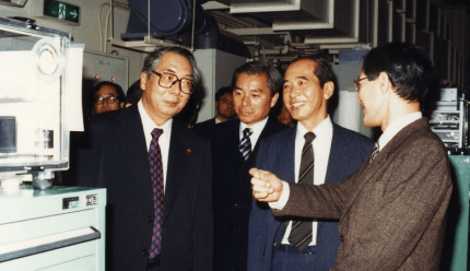 塩川正十郎文部大臣来所、長倉三郎所長と正畠宏祐教授（1987）