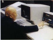 電子計算機を起動する赤松秀雄初代研究所長（1979年）